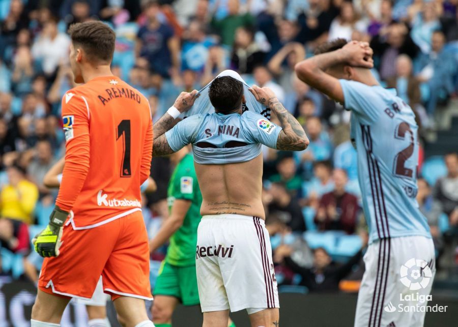  Mina se lamenta del tiro al palo en el Celta-Real Sociedad.