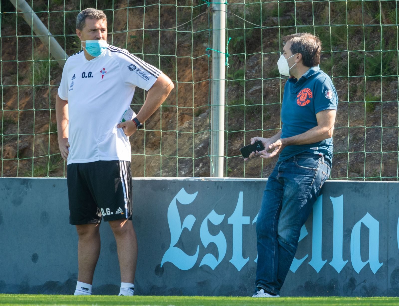  Miñambres y Óscar García charlan durante el entrenamiento del Celta.