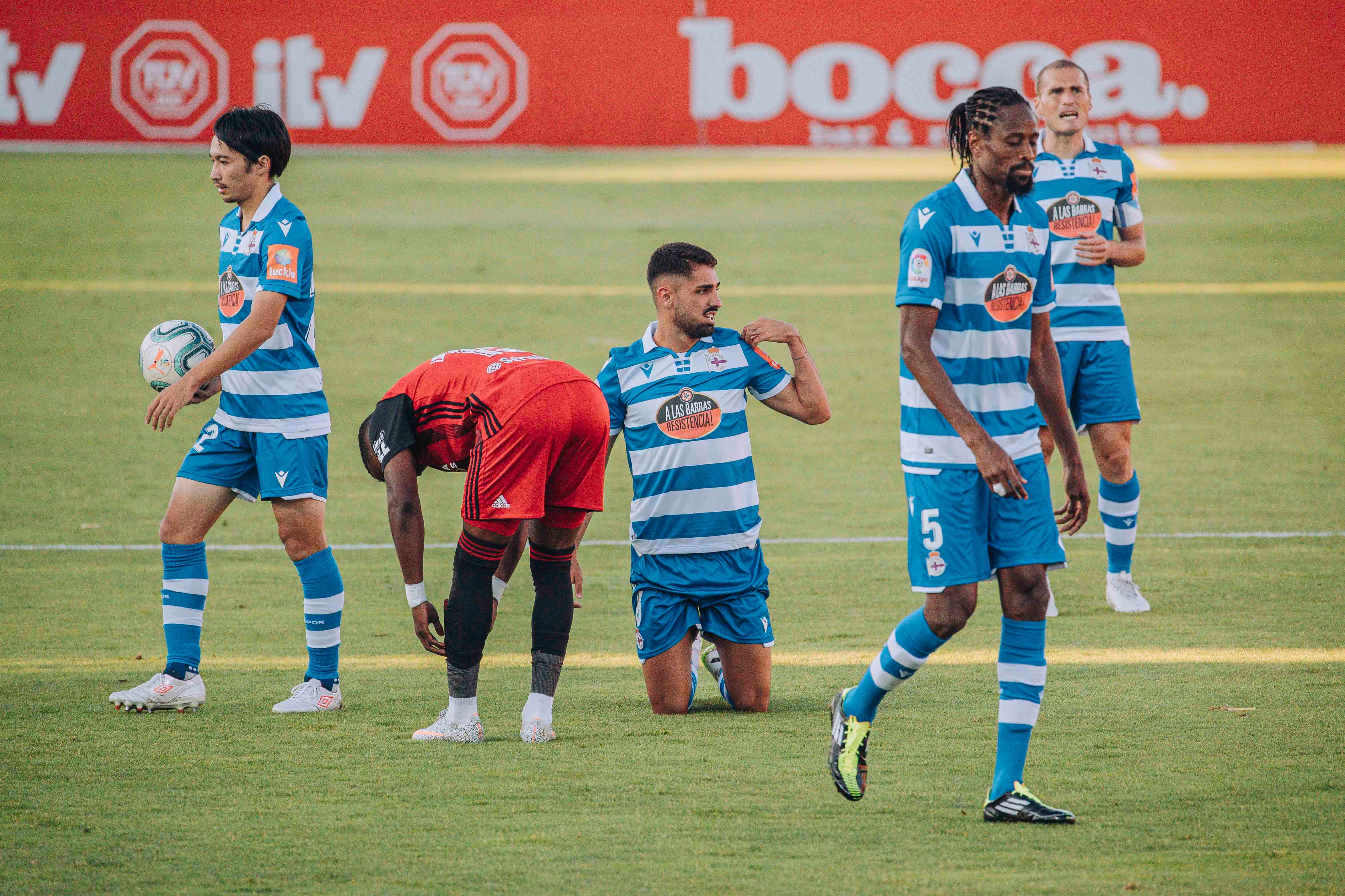 Los jugadores del Dépor, durante el duelo ante el Mirandés.