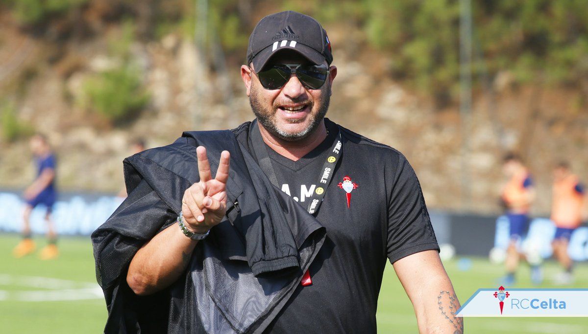 Antonio Mohamed realiza el símbolo de la victoria durante un entrenamiento con el Celta en A Madroa.