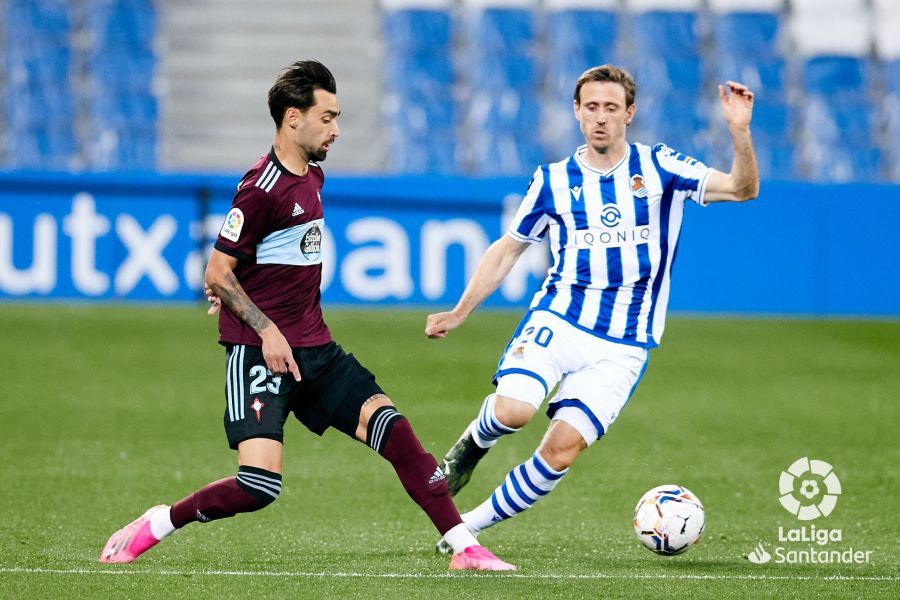Nacho Monreal presiona a Brais Méndez en el Real Sociedad-Celta.