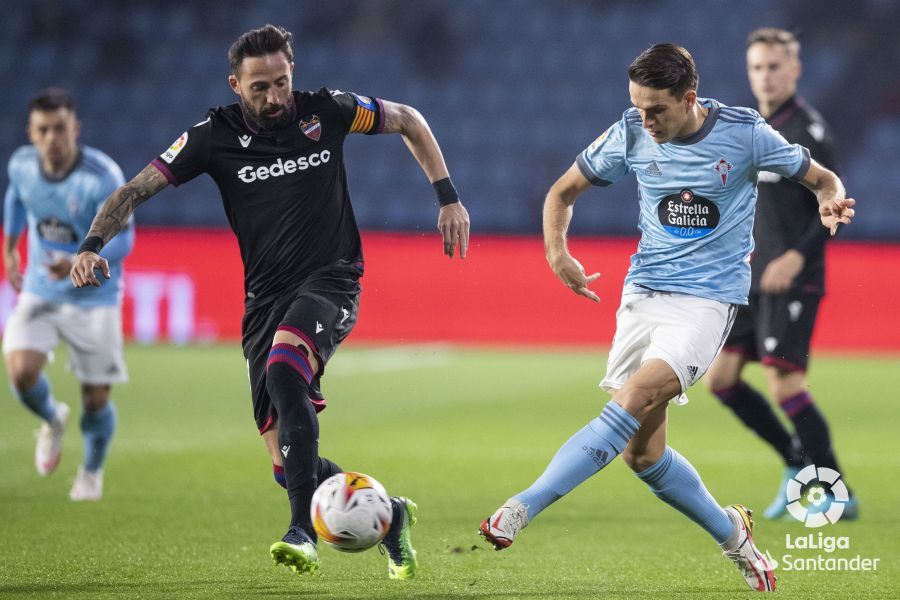 Morales y Denis, durante el Celta-Levante (Foto: LaLiga).