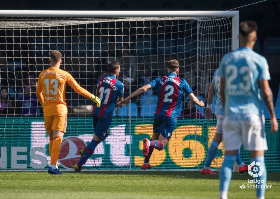  Morales celebra el primer gol del partido.