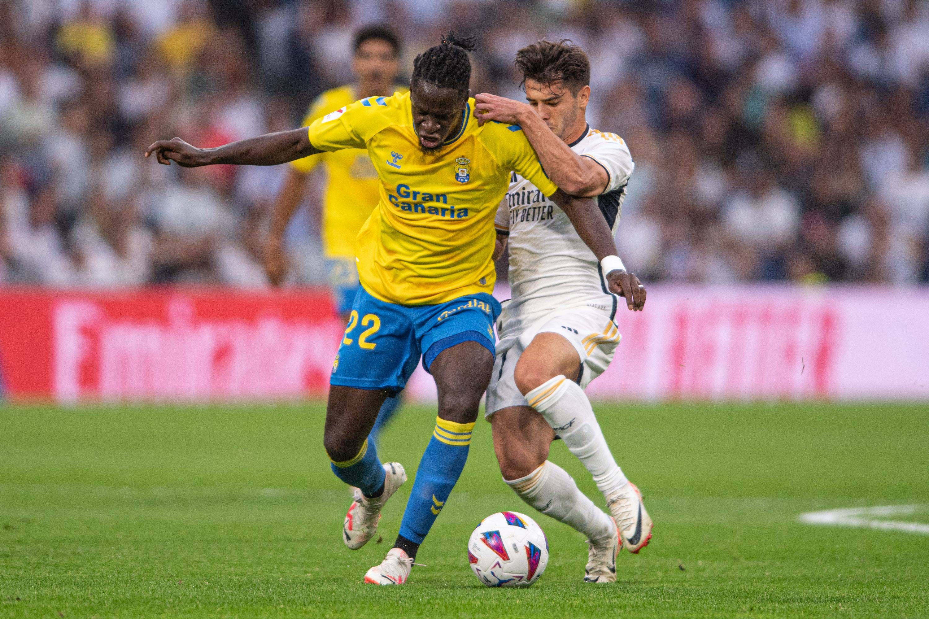  Nfulu y Brahim luchan un balón (FOTO: Cordón Press).