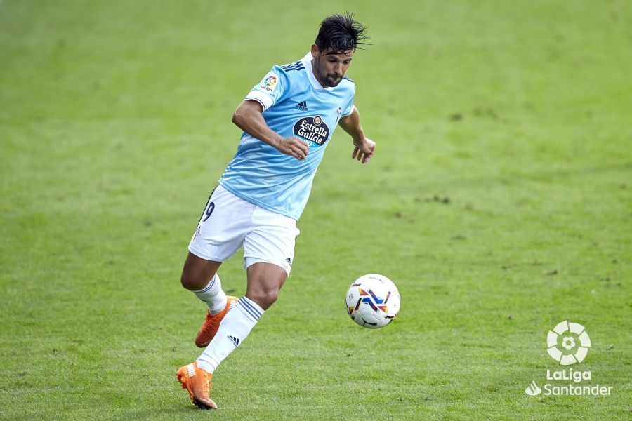  Nolito conduce el balón en el partido ante el Eibar.