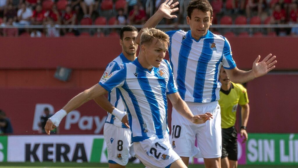  Odegaard, ante la atenta mirada de Mikel Merino y Oyarzabal.