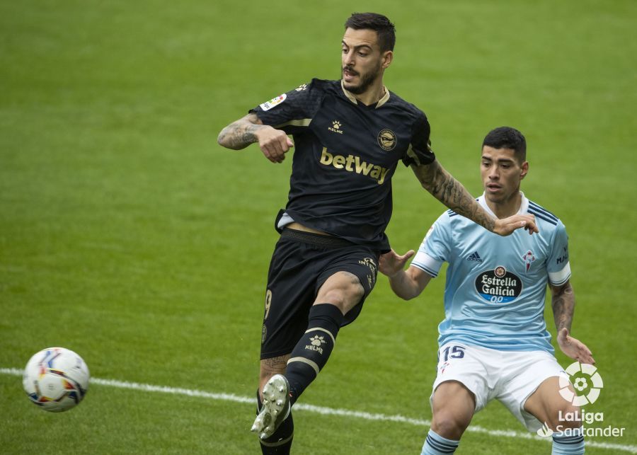 Joselu, que interesa al Celta para el próximo mercado de fichajes, ante Olaza.