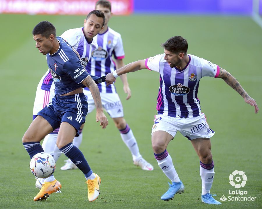 Luis Pérez y Fabián Orellana, en el duelo ante el Celta de Vigo.