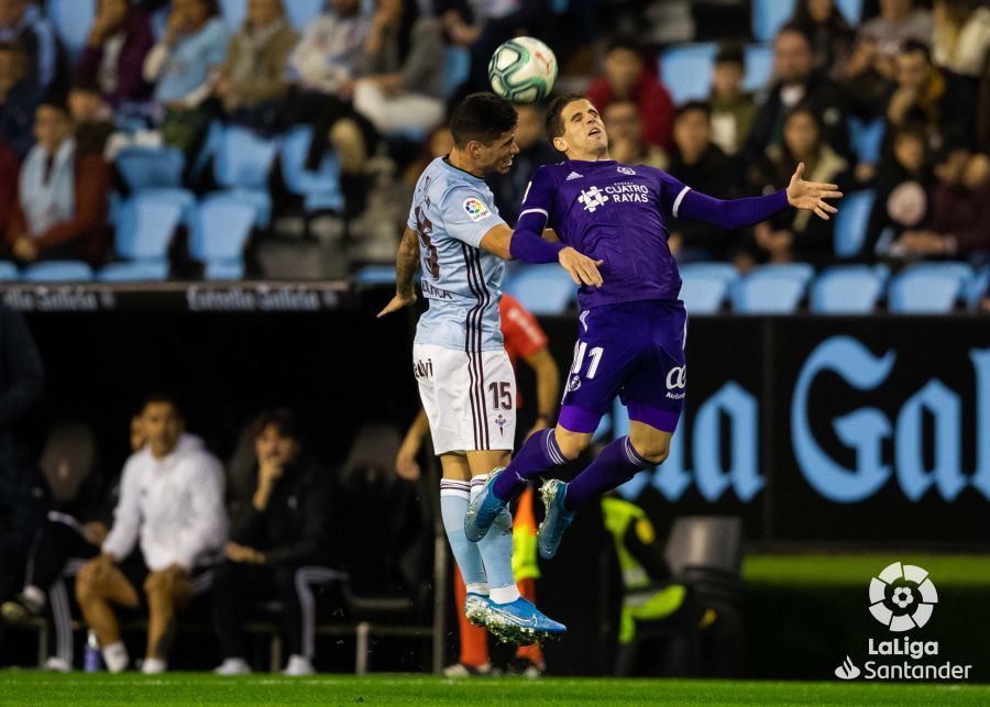  Olaza y Hervías pugnan en un lance aéreo durante el Celta-Pucela de la pasada temporada.