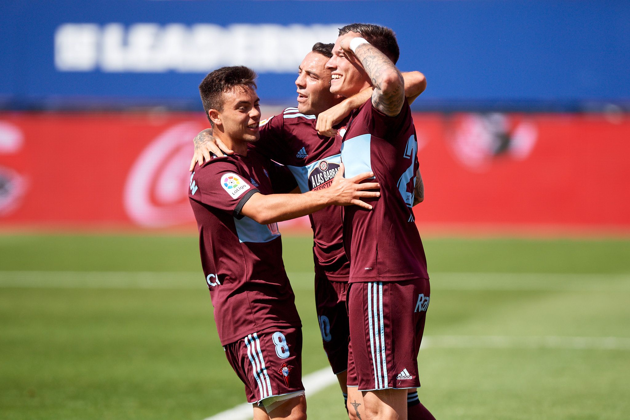 Celebración del gol de Santi Mina.