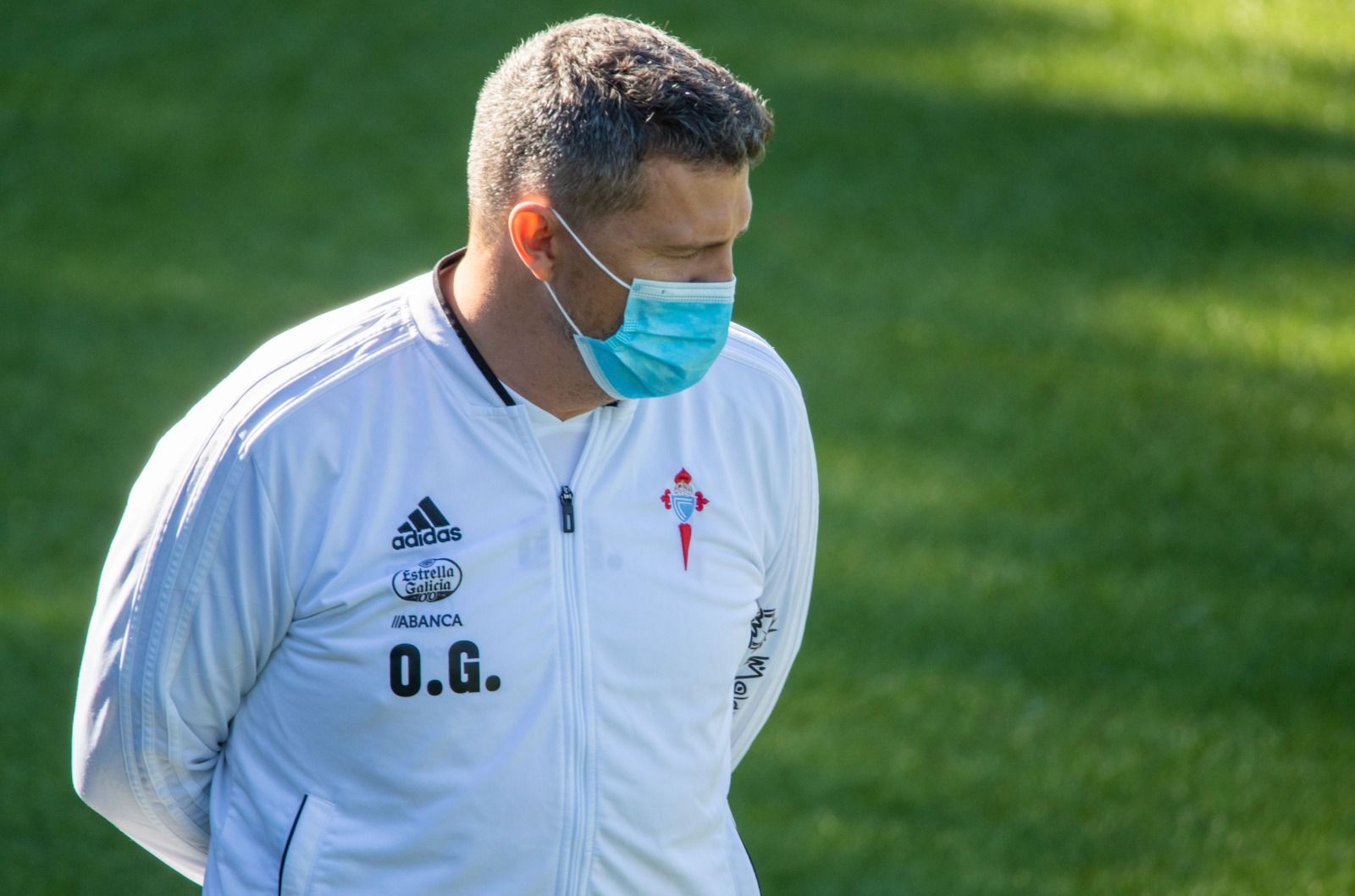  Óscar García, atento al desarrollo de un entrenamiento.