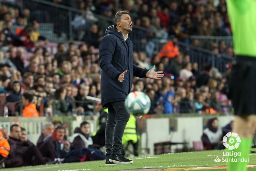 Óscar García da indicaciones a sus futbolistas en su estreno como técnico celeste en el Camp Nou.