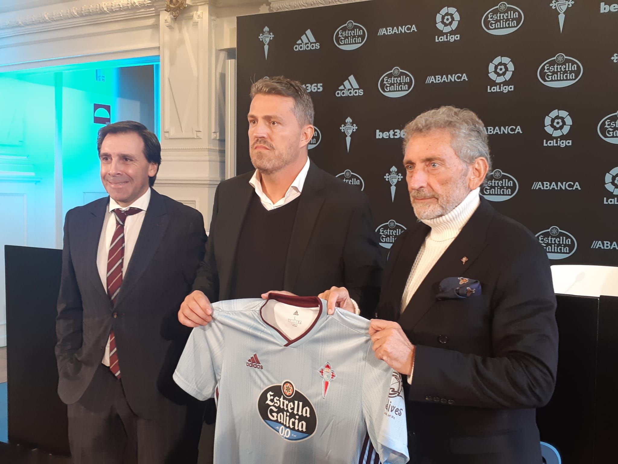  Óscar García posa con la camiseta del Celta junto a Mouriño y Felipe Miñambres en su presentación.