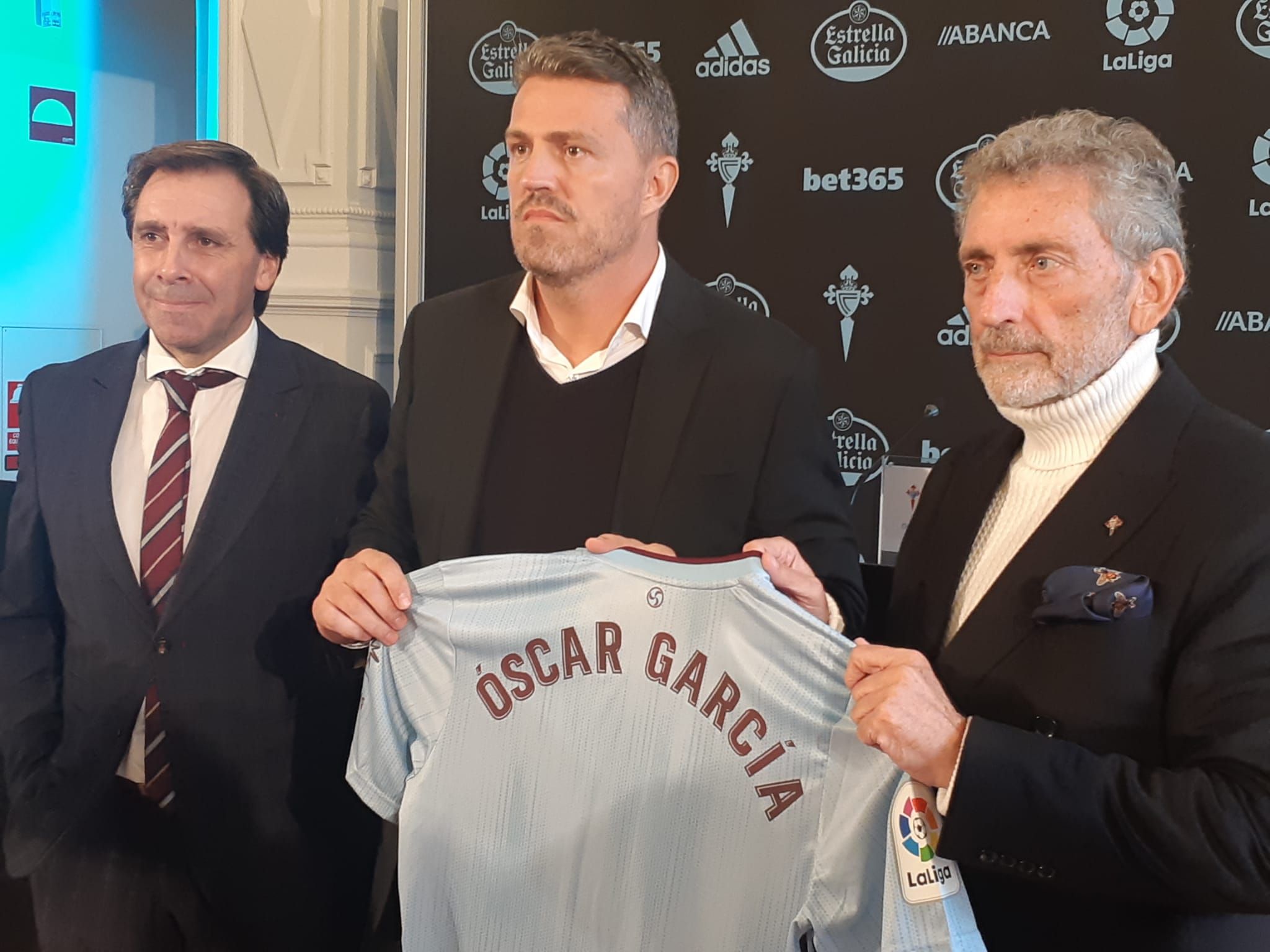  Óscar García posa junto a Mouriño y Miñambres en su presentación como técnico.