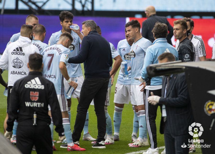  Óscar García se dirige a sus futbolistas durante la pausa para la hidratación.