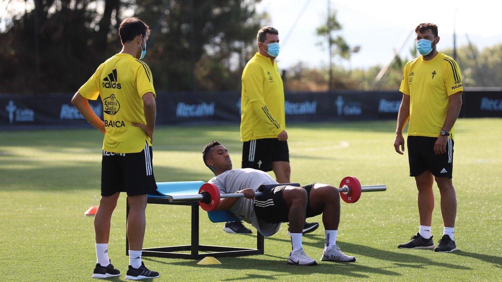  Óscar García y parte de su cuerpo técnico, durante una sesión del Celta.
