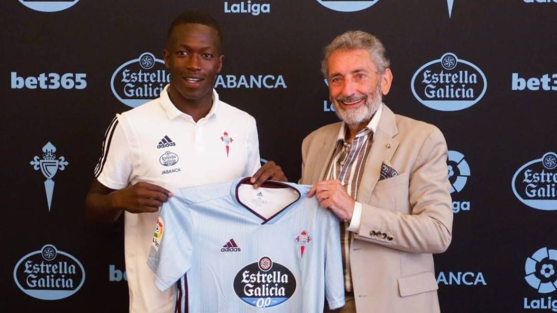  Pape Cheikh, junto a Carlos Mouriño, en su presentación como nuevo jugador del Celta.