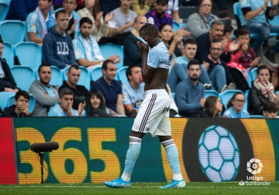  Pape Cheikh se marcha entre lágrimas de Balaídos tras su expulsión.