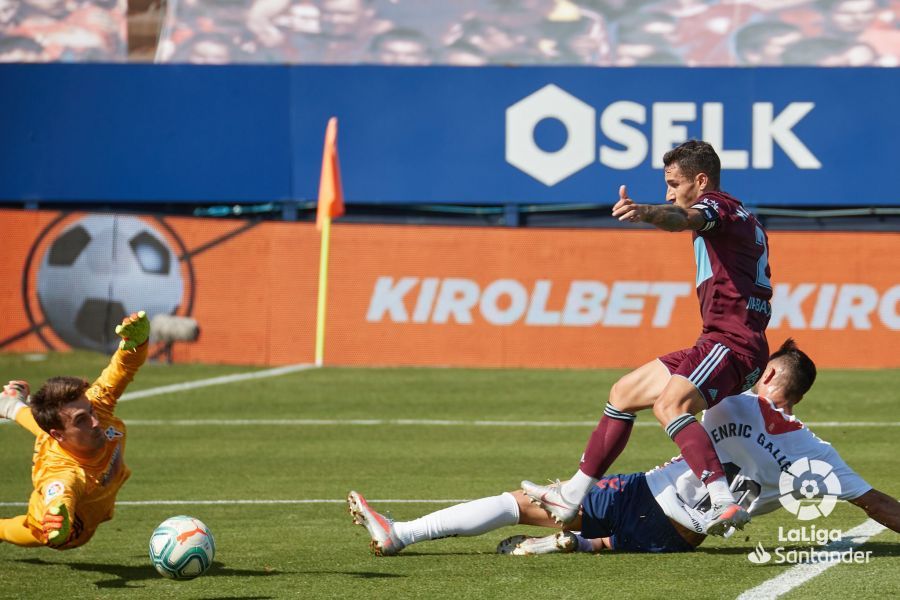 Parada de Iván Villar en el Osasuna-Celta.