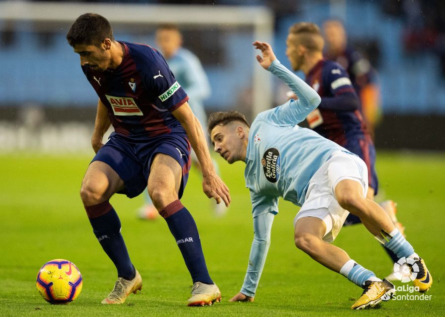  Emre Mor intenta no caerse ante la presión rival.