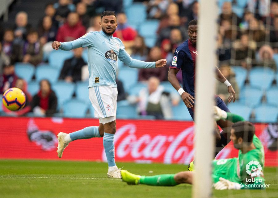  Boufal tras disparar a puerta.