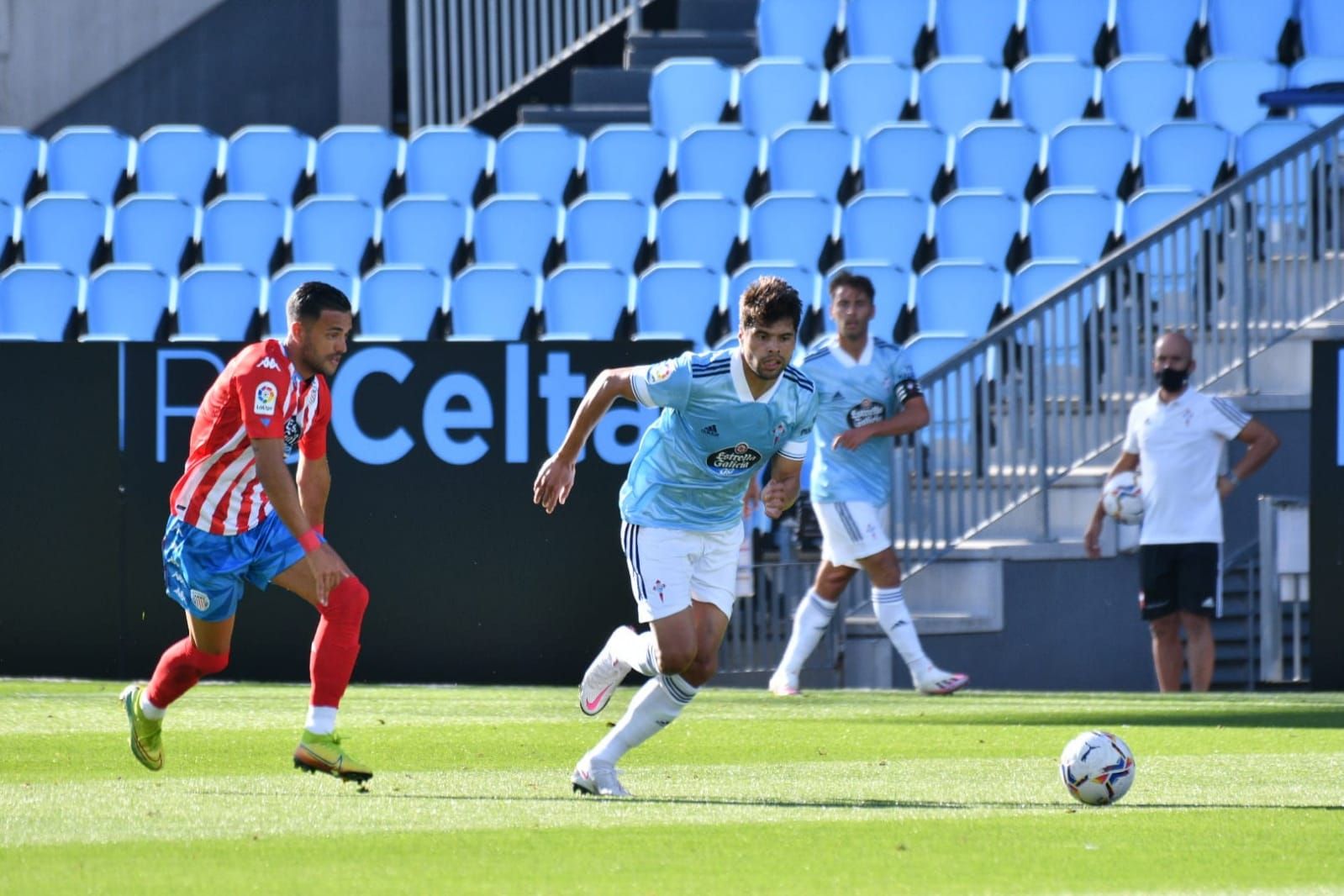  Néstor Araujo ante el Lugo.