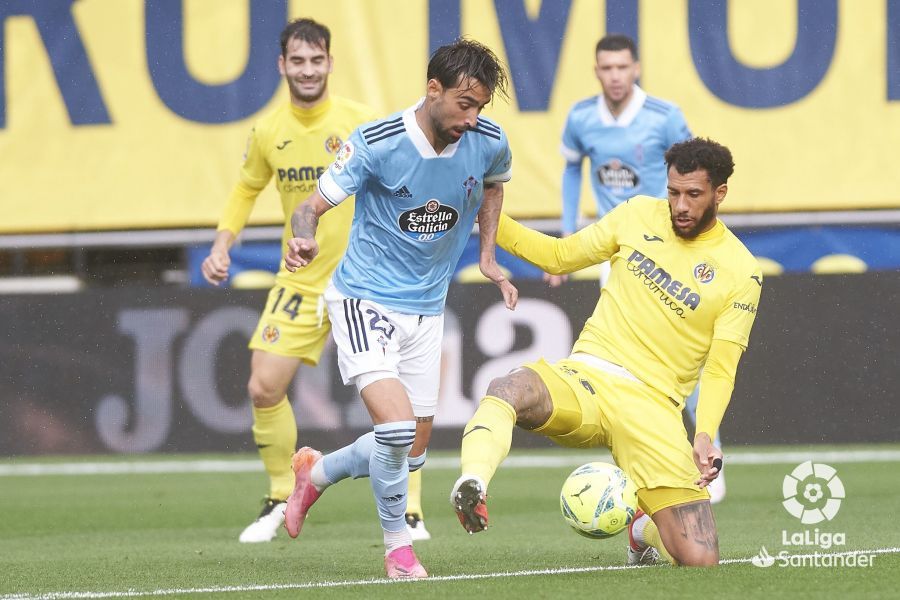  Penalti de Capoue sobre Brais Méndez.