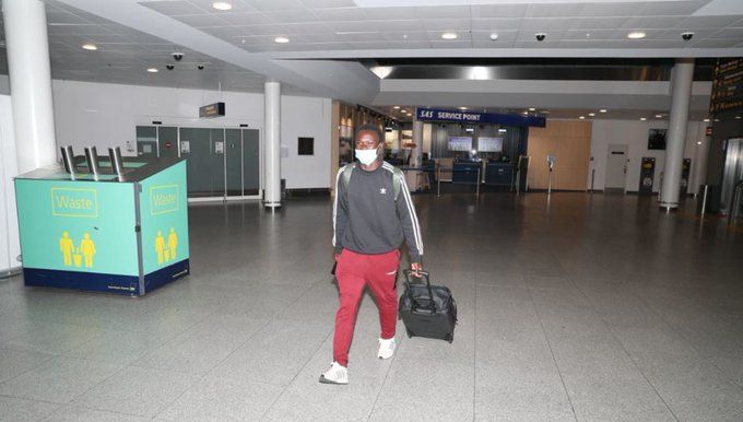  Pione Sisto a su llegada al aeropuerto en Dinamarca.