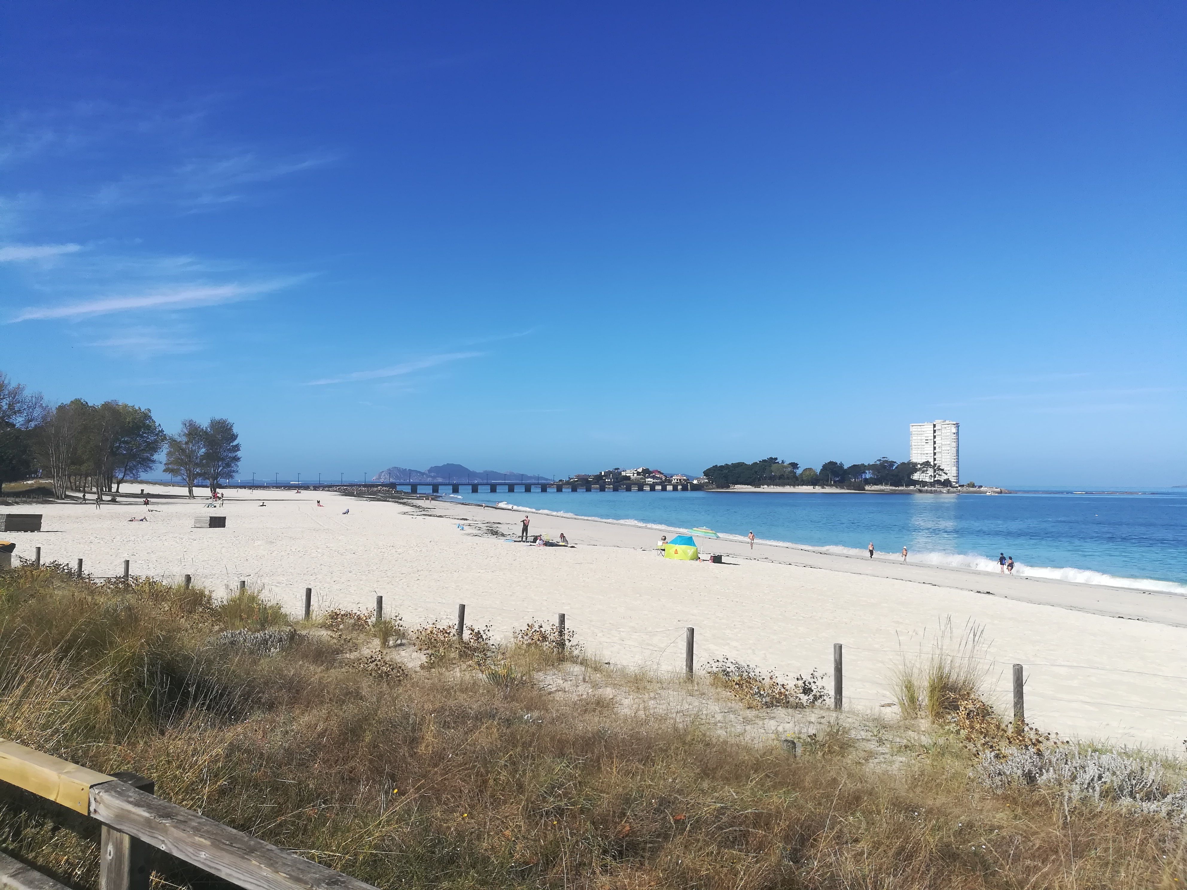  Playa de O Vao con la isla de Toralla de fondo en Vigo.