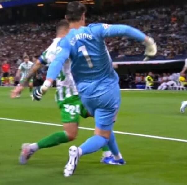  Posible penalti de Courtois sobre Aitor Ruibal en el Real Madrid-Betis.