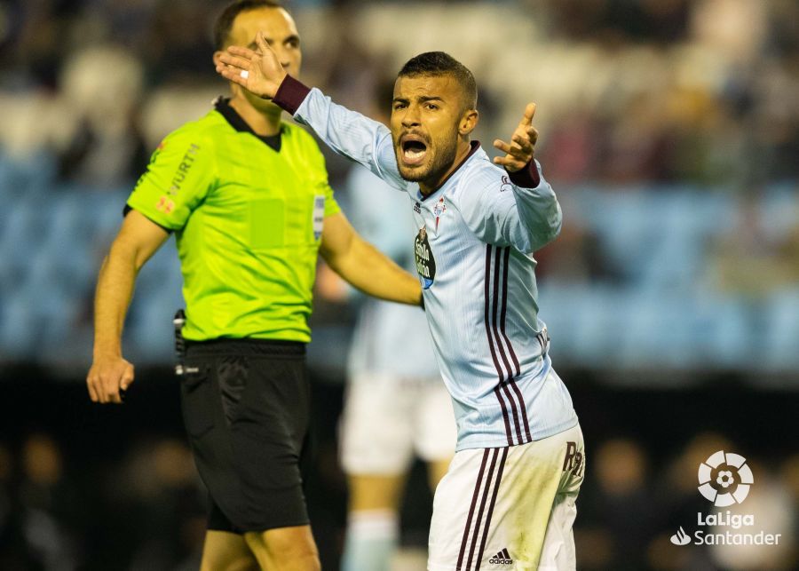  Rafinha alienta a la grada durante el Celta-Osasuna.