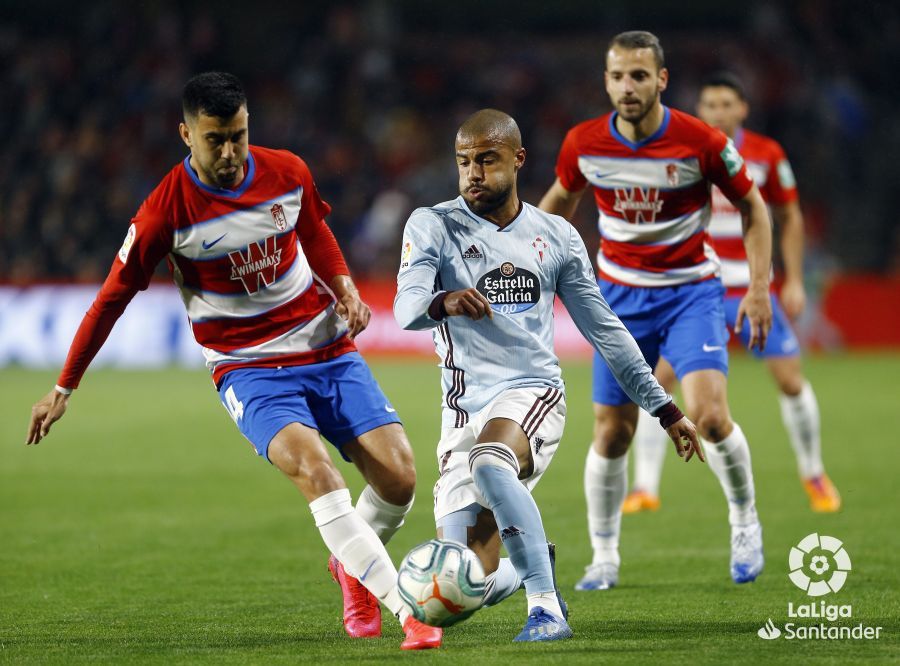  Rafinha lucha por un balón ante un jugador del Granada.