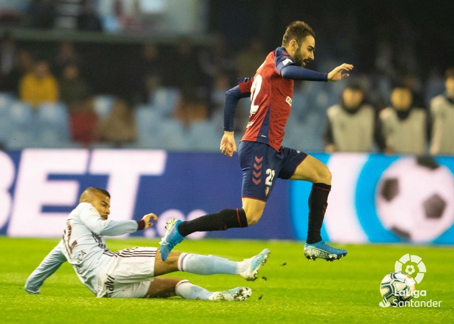  Rafinha lucha por un balón durante el Celta-Osasuna.