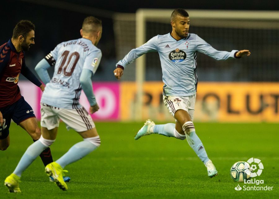  Rafinha trata de avanzar con el balón durante el Celta-Osasuna.