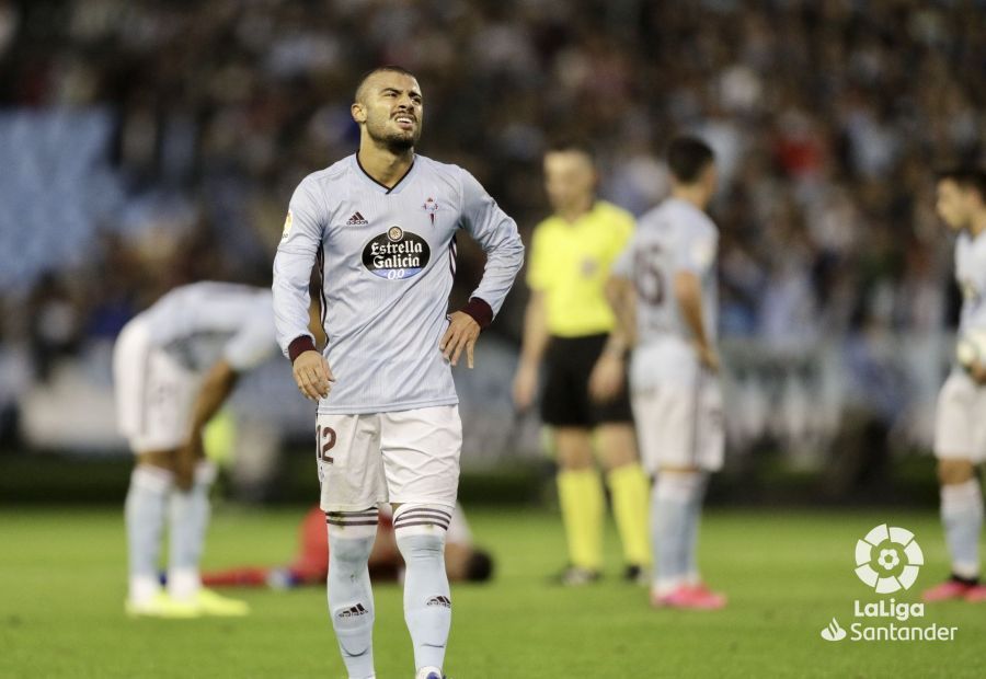  Rafinha se lamenta durante el Celta-Sevilla.
