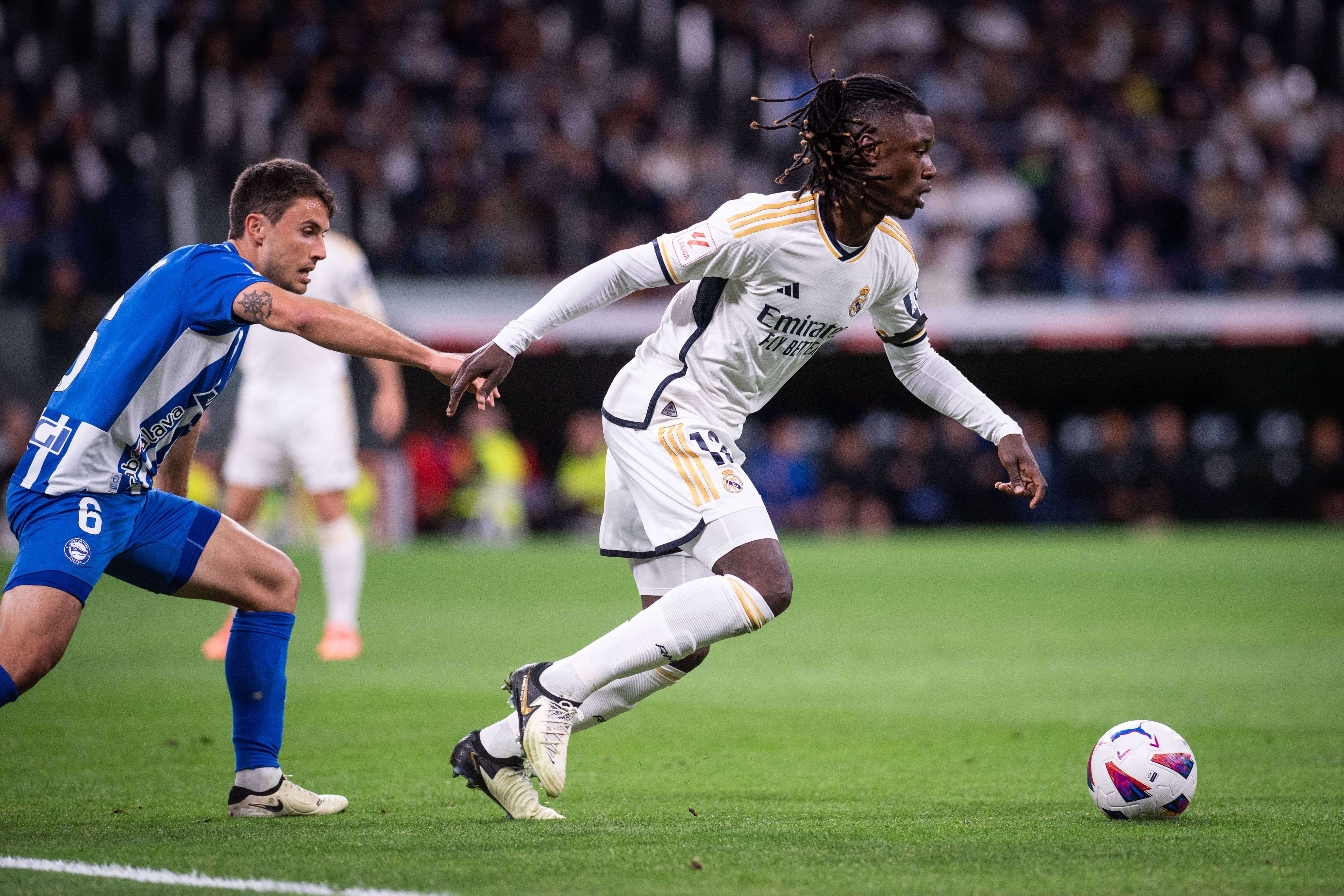  Eduardo Camavinga controla el balón en el Real Madrid-Alavés.