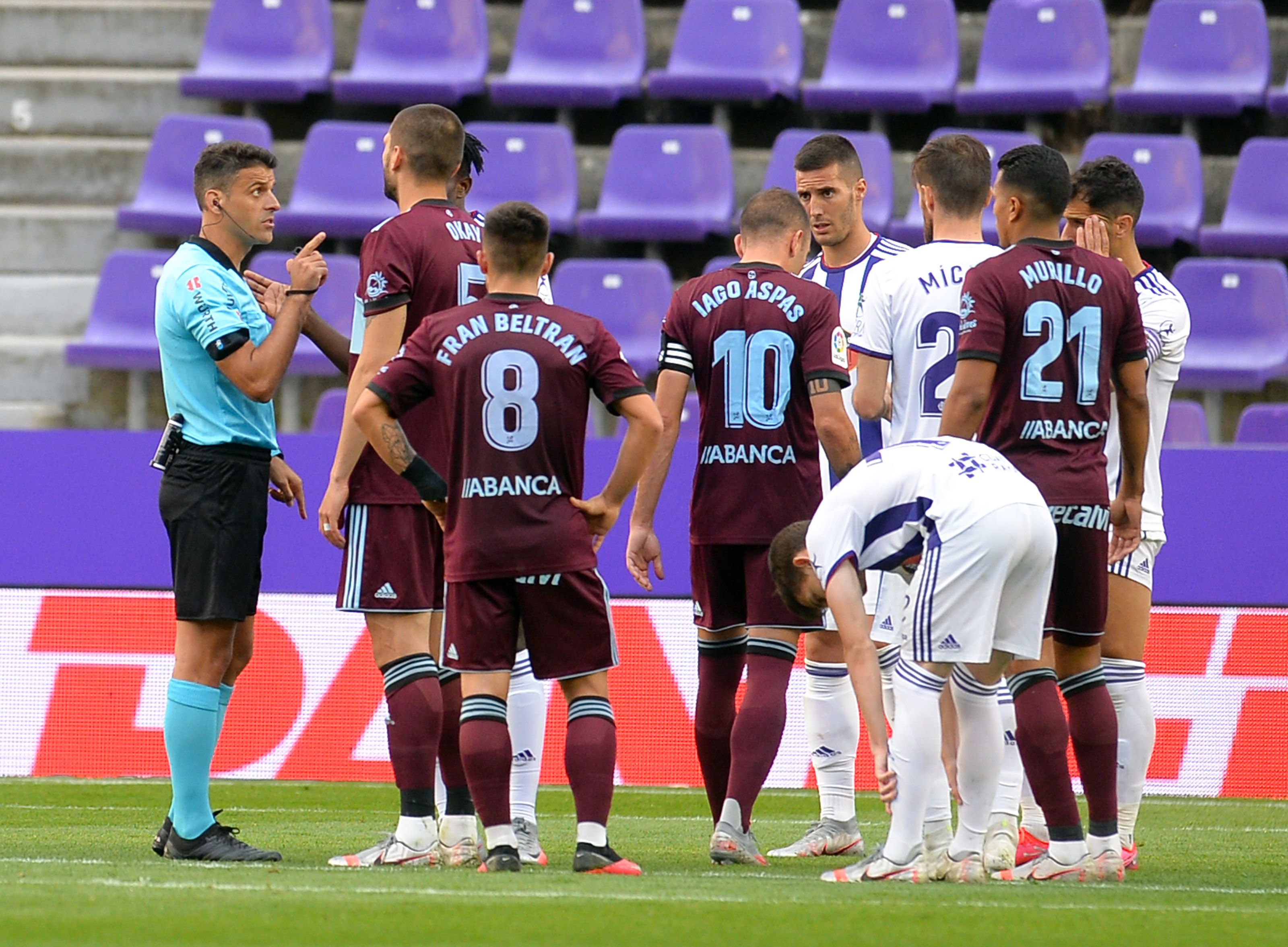  Los jugadores esperan para lanzar el penalti, durante el Real Valladolid-Celta.