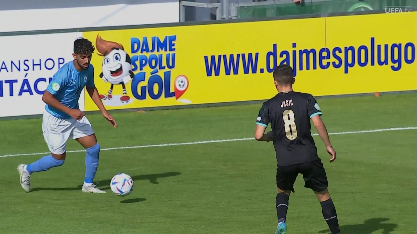  Roy Revivo encara a un rival en el europeo sub 19.