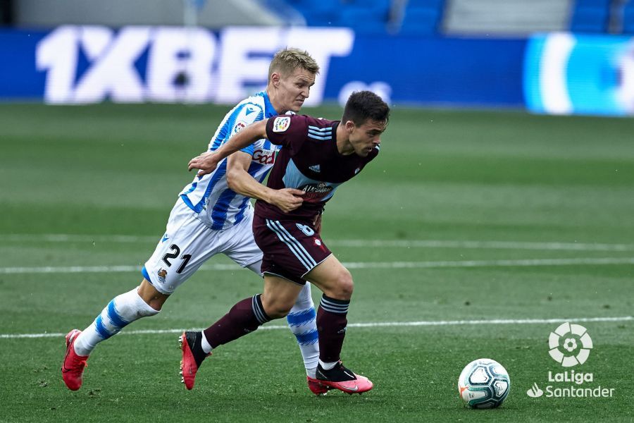  Fran Beltrán protege un balón ante Odegaard en el Real Sociedad-Celta.
