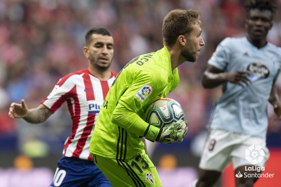  Rubén Blanco recoge un esférico en el Atlético-Celta.
