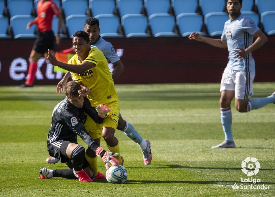  Rubén Blanco se hace con el balón ante Bacca.