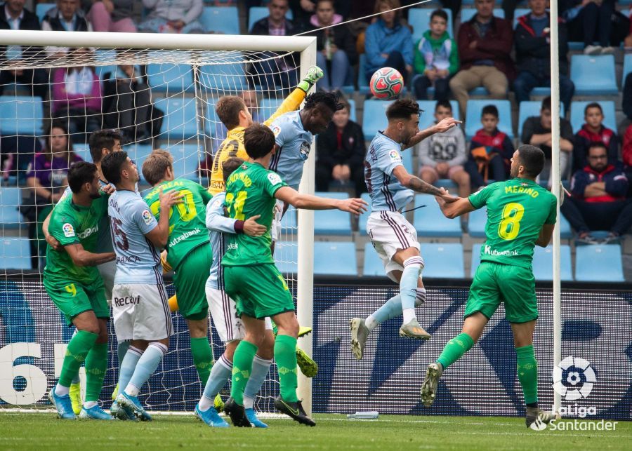  Rubén despeja de puños un ataque de la Real Sociedad.