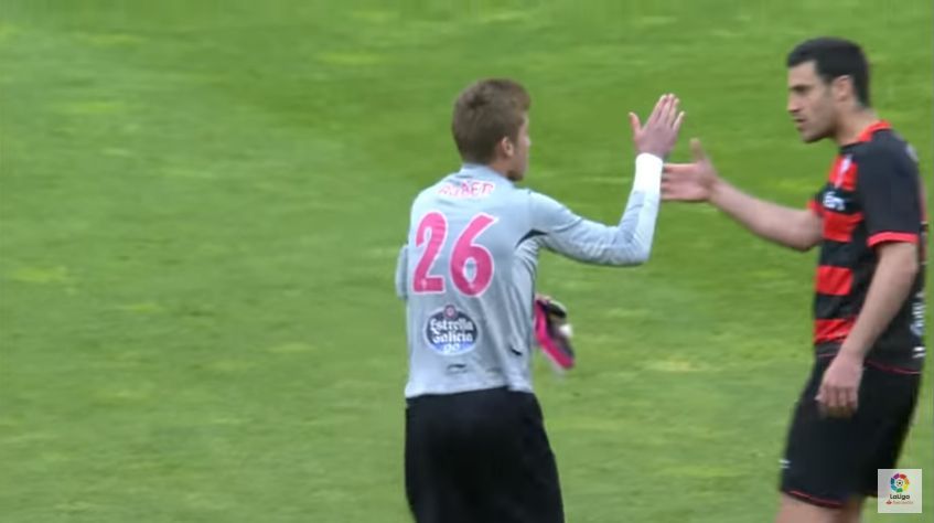  Rubén saludado por Túñez al saltar al campo.