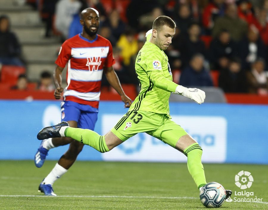  Rubén se dispone a golpear el esférico en Los Cármenes.