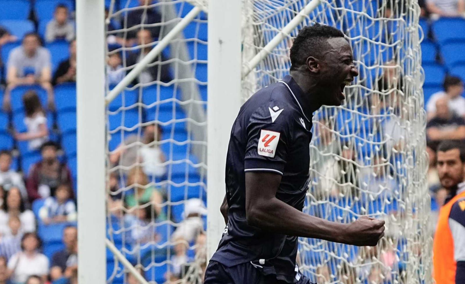 Sadiq Umar celebra su gol en el entrenamiento de la Real Sociedad (Foto: Real Sociedad).
