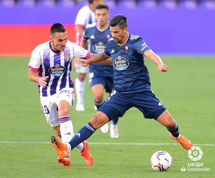  Nolito y San Emeterio pelean por una pelota en el Valladolid-Celta.