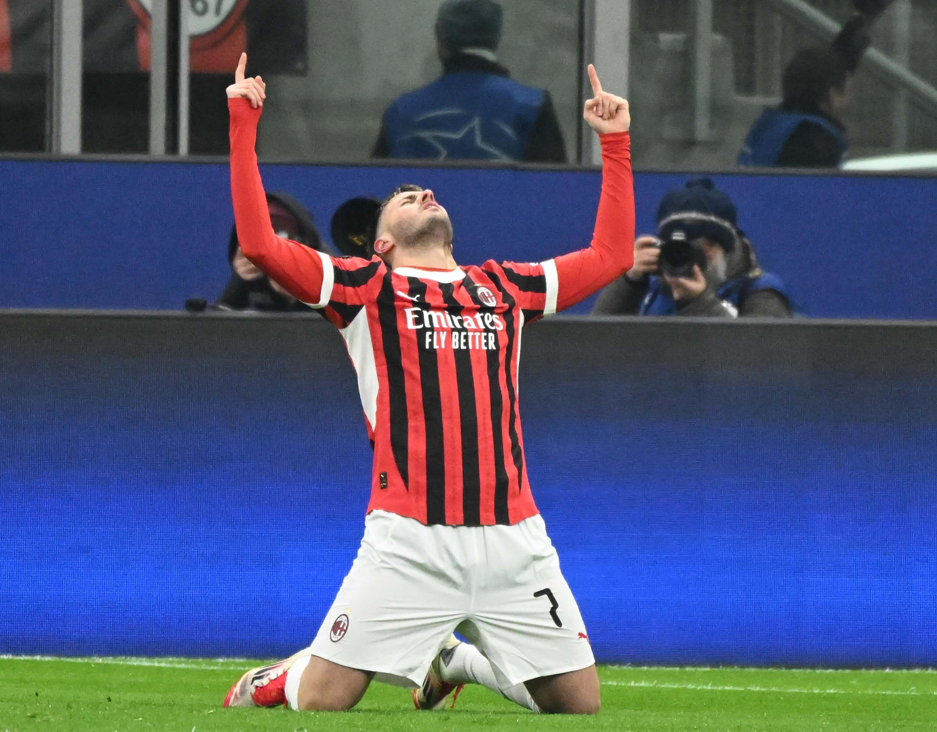 Santi Giménez celebra su gol al Feyenoord.
