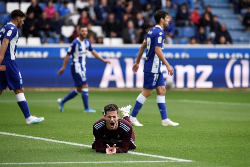  Santi Mina se lamenta durante el partido ante el Alavés.