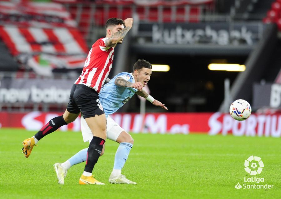Santi Mina se zafa de Unai Núñez durante el Atheltic-Celta.