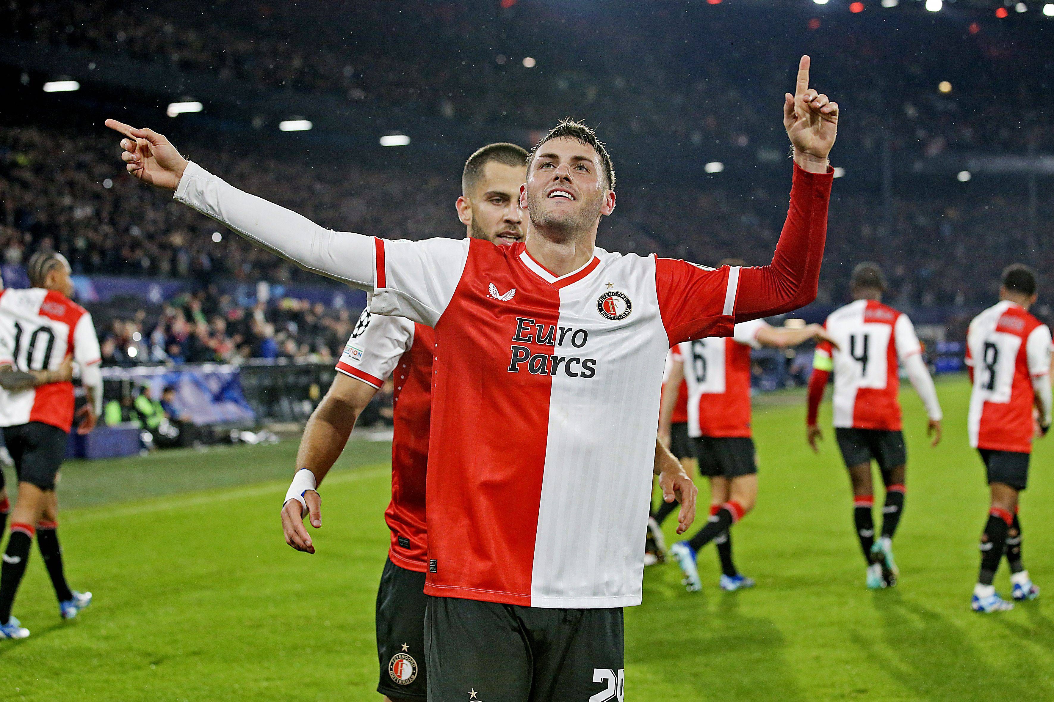  Santiago Giménez celebra uno de sus goles en el Feyenoord-Lazio.